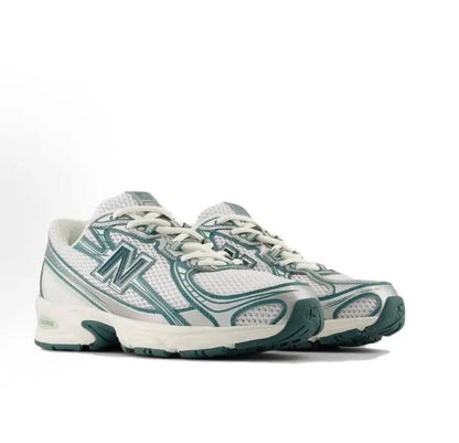 Running sneaker, white lace-up with green patterned panels and large N logo