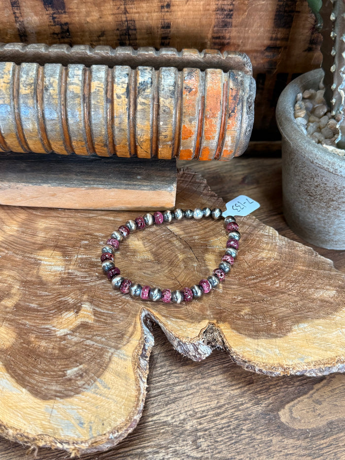 Stretchy beaded bracelet with purple spiny oyster and silver-toned pearls, round beads