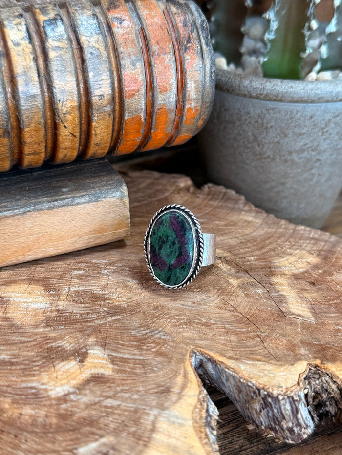 Silver-plated adjustable ring with oval green natural stone and dark veining bezel