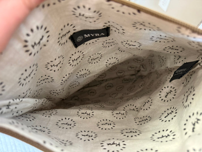 Bag interior lining in white canvas with black dotted pattern and brand patch