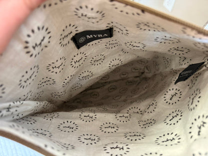 Bag interior lining in white canvas with black dotted pattern and brand patch
