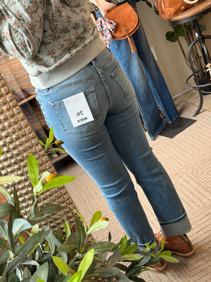 Light blue straight-crop jeans with back patch pocket and white size tag