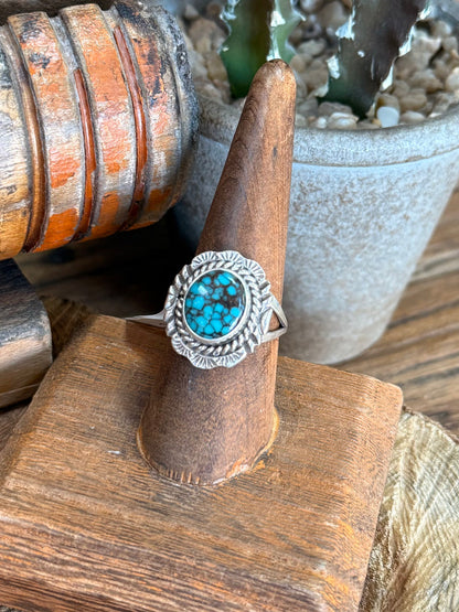Turquoise oval spiderweb silver ring with rope-edge band, side view