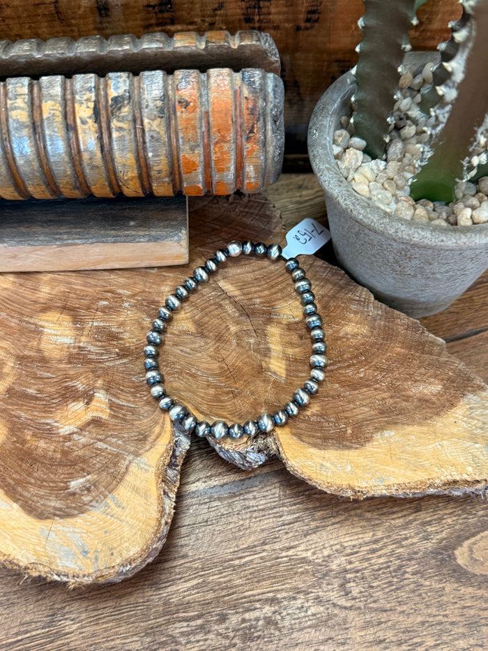 Silver pearl beaded stretchy bracelet with round bead pattern
