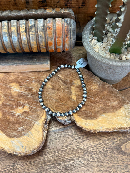 Silver pearl beaded stretchy bracelet with round bead pattern