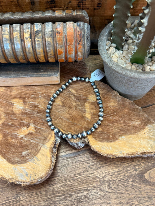 Silver pearl beaded stretchy bracelet with round bead pattern