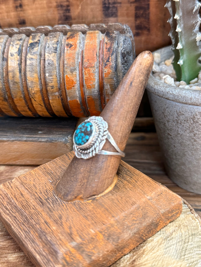 Turquoise oval cabochon sterling silver ring, detailed rope scalloped setting