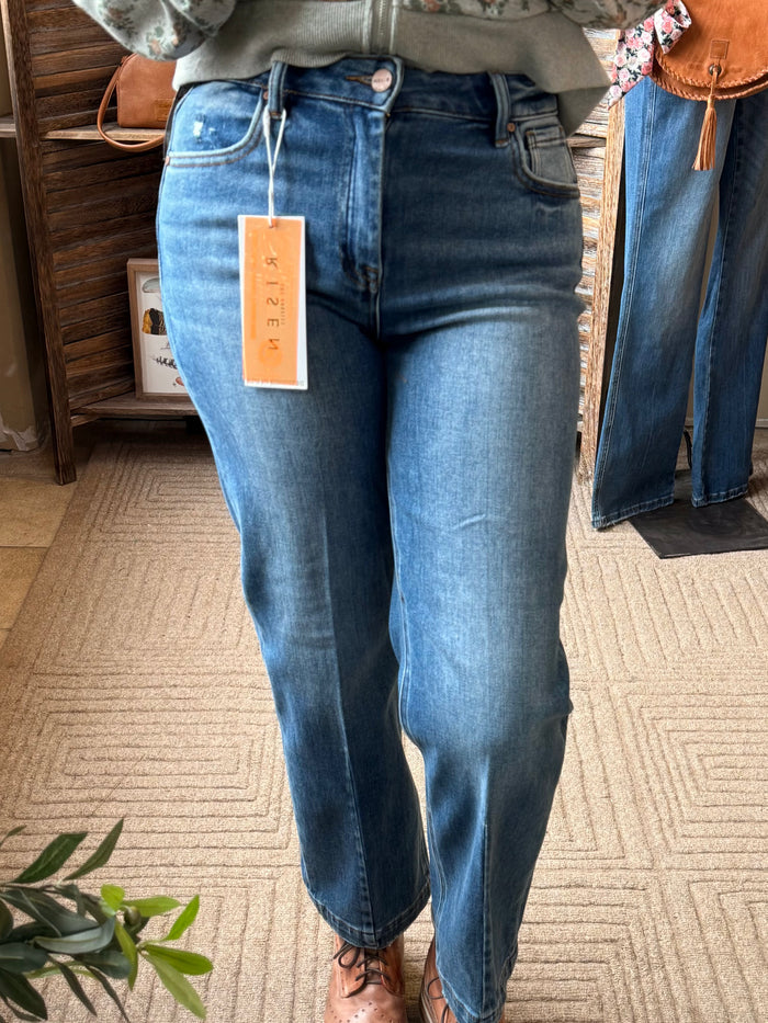 Cropped tapered boyfriend jeans in dark blue wash denim, front pockets, belt loops