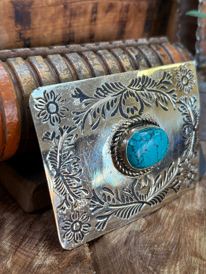 Turquoise cabochon belt buckle, ornate engraved corner detailing in silver tone