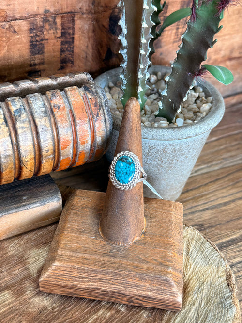 Turquoise oval sterling silver ring with braided rope bezel and scalloped border, size 7