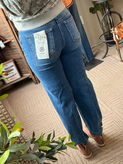 Cropped tapered boyfriend jeans in medium-blue denim, back pocket and hanging tag
