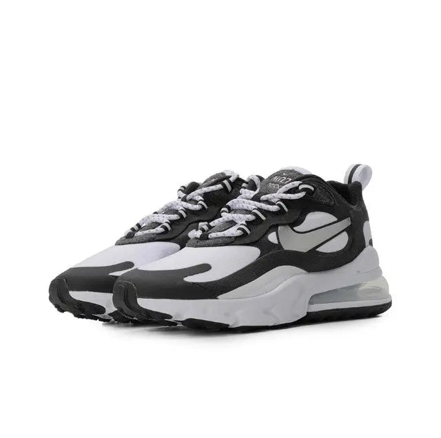 Low-top sneakers in white and black with wavy side panels and lace-up