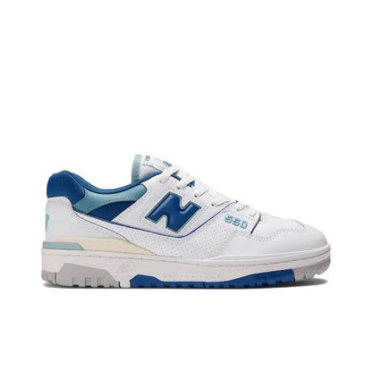 Low-top sneaker side view in white with blue N logo, beige sole trim and lace-up front
