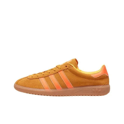 Low-top sneakers in gum orange suede with pink three stripes and gum sole