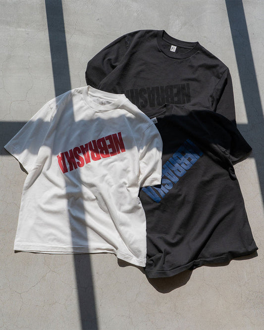 【Blurhms Rootstock】 『NEBRASKA』 Print Tee Standard