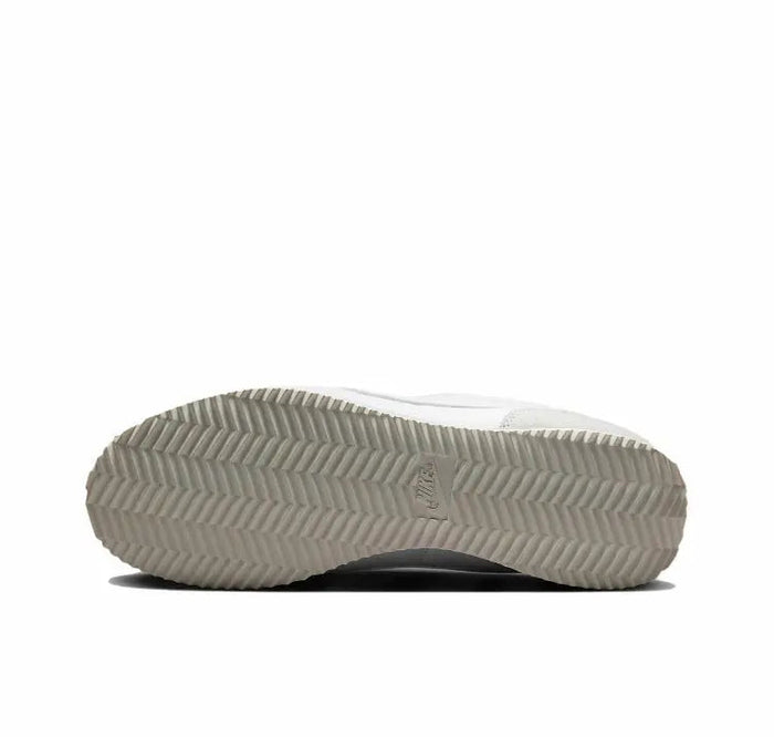 White rubber outsole for low-top sneakers with chevron tread
