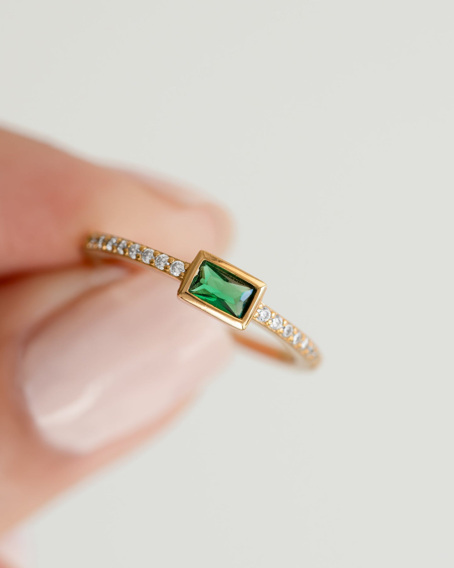 Emerald Baguette Ring w Pavé Band