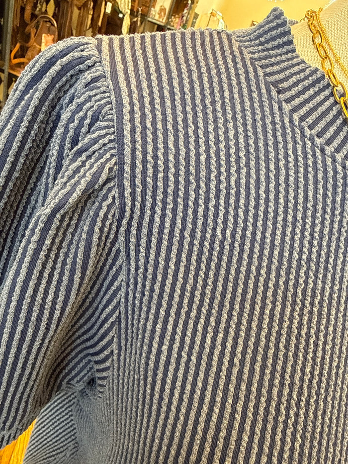 Ribbed knit t-shirt back with vertical texture and puff sleeves