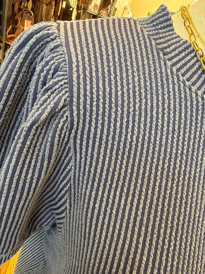 Ribbed knit t-shirt back with vertical texture and puff sleeves
