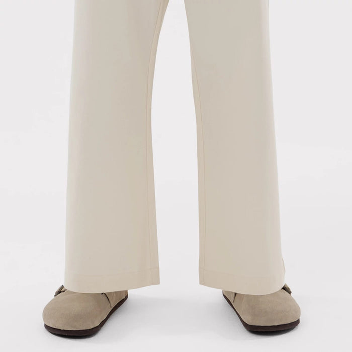 The model is wearing this MLB New York Yankees Chino Trousers in Cream. 6
