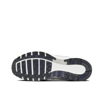 Running sneaker outsole in white and dark, patterned tread and striped midsole
