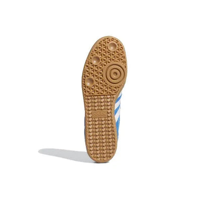 Sneaker outsole with gum tread and blue heel