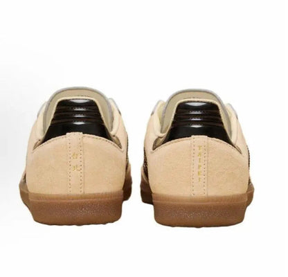 Adidas Samba OG sneakers, rear view with beige suede heel and gum outsole