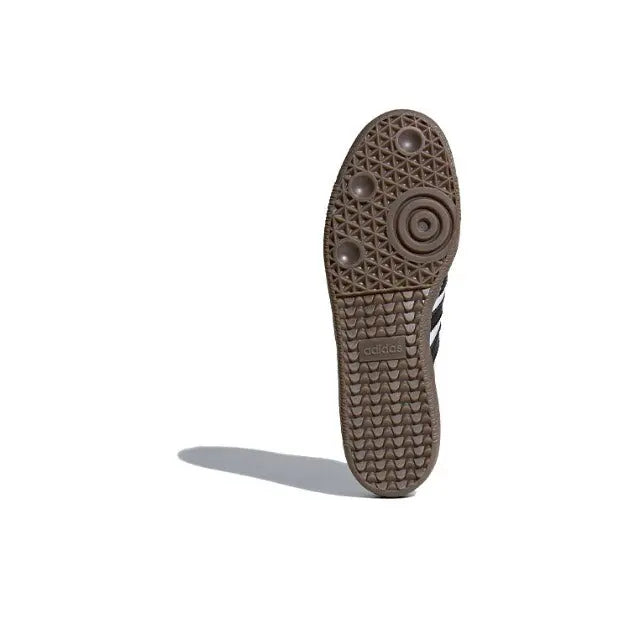 Gum rubber outsole for low-top sneakers with tread pattern and circular grip