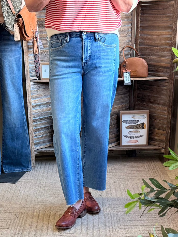 Straight cropped raw-hem jeans, light blue wash with belt loops and patch pockets
