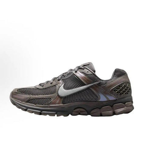 Nike Zoom Vomero 5 SP running shoe in dark gray with silver Swoosh