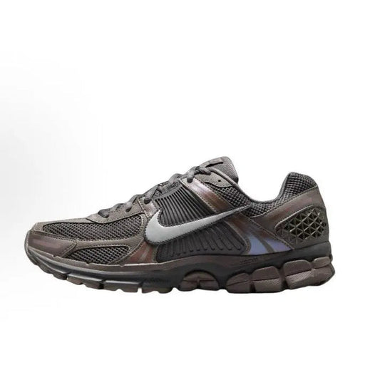 Nike Zoom Vomero 5 SP running shoe in dark gray with silver Swoosh