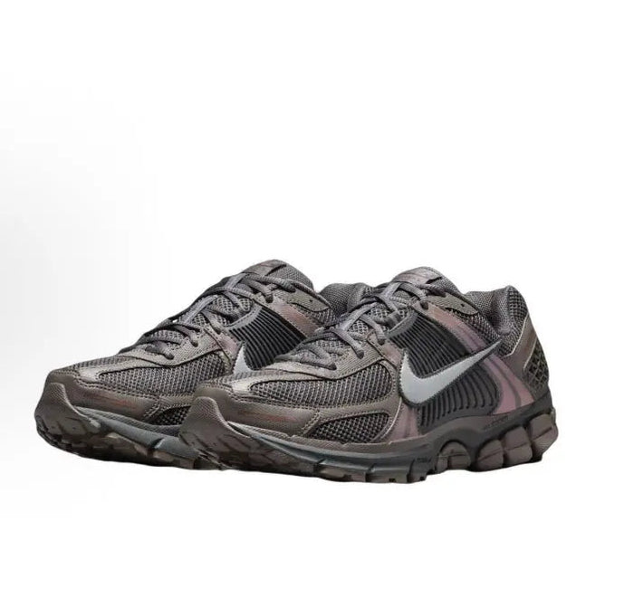 Running shoe in dark gray with metallic silver Swoosh and ridged midsole