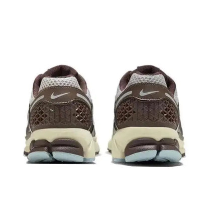Zoom Vomero 5 SP heel view, dark brown and gray with light blue sole accents