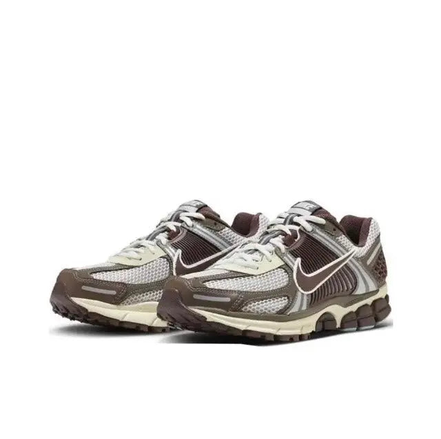 Zoom Vomero 5 SP running sneakers, lace-up front in gray and dark brown