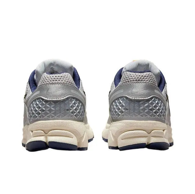 Nike Zoom Vomero 5 SP heel view, light gray back with blue collar and off-white midsole