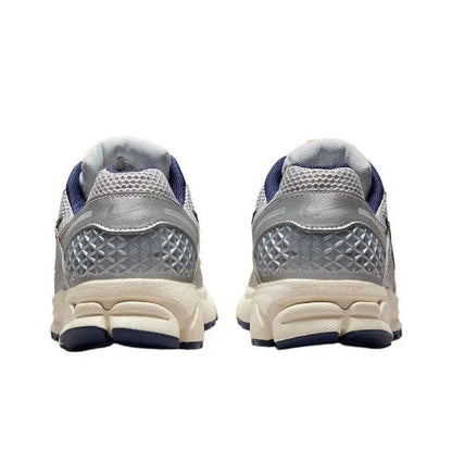 Nike Zoom Vomero 5 SP heel view, light gray back with blue collar and off-white midsole