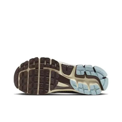 Zoom Vomero 5 SP outsole view, dark tread with light blue and cream midsole